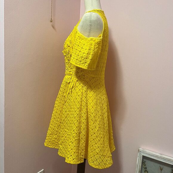 Boohoo Cold Shoulder High Neck Yellow Lace Dress Size 8 - Picture 2 of 6